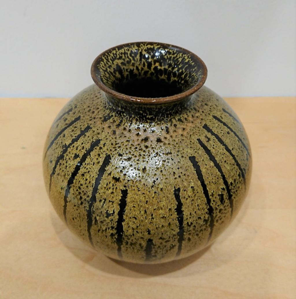 Iron glaze line crest flower ware (Tetsuyu Senmonkaki) 115 x 115 x 105mm 16,500 yen KARIN - Kenta Hanai Ceramics Exhibition-
　　~ Nihonbashi Kiya Main Store izutuki~