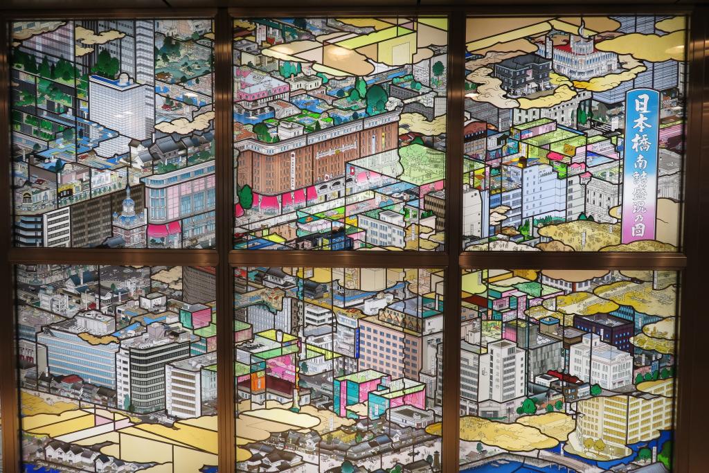 A large stained glass public art depicting Edo period architecture and contemporary architecture in Nihonbashi Minamizumemori Sanzannozumenozume, a large stained glass public art
