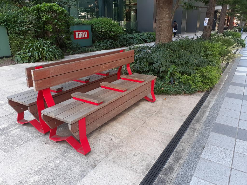  A behind-the-scenes role that supports Chuo-ku and transforms Chuo-ku-ku-town development on bench stools-