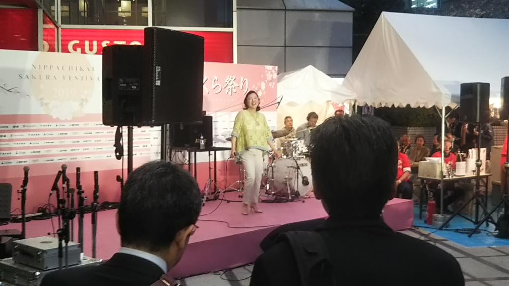 Live performance of Sakura-dori St. Hihachikai Sakura Festival, where you can enjoy a live show with one beer hand