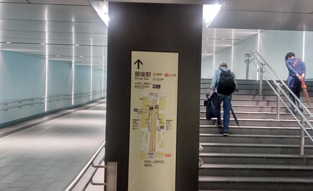 The underground passageway from Higashi-Ginza Station, which has become quite wide and beautiful, thank you on rainy days from Kabukiza to the underpass.