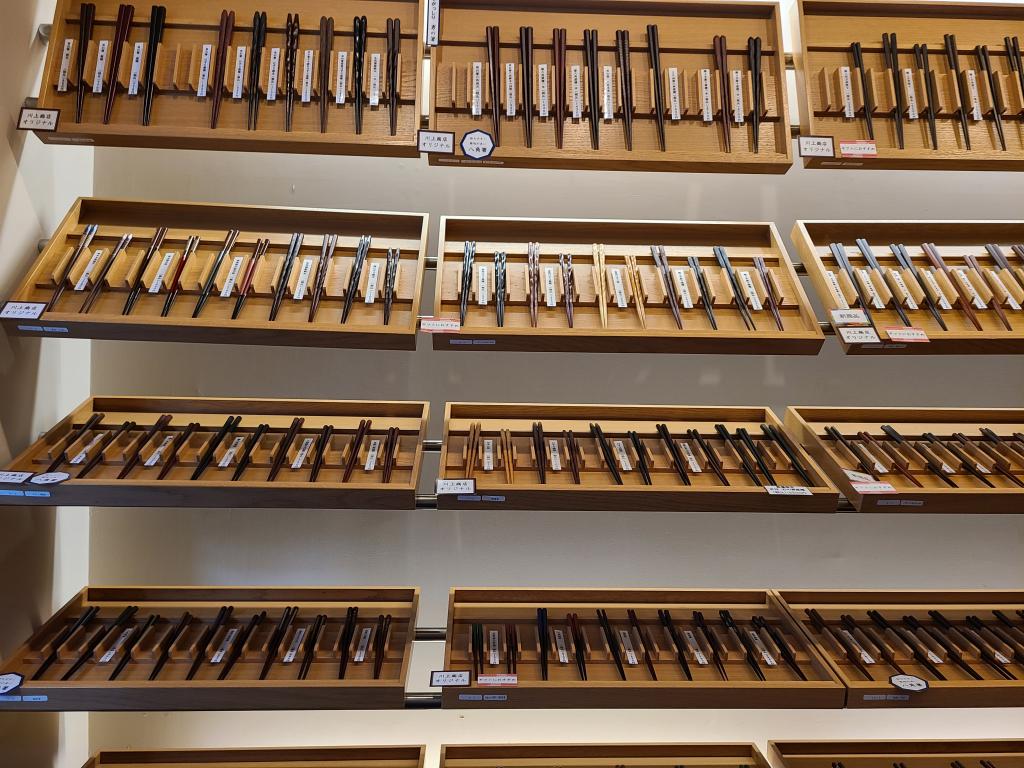 A lineup of chopsticks that are particular about materials, cutting, and painting?　A shop specializing in chopsticks that has been in business for more than 100 years