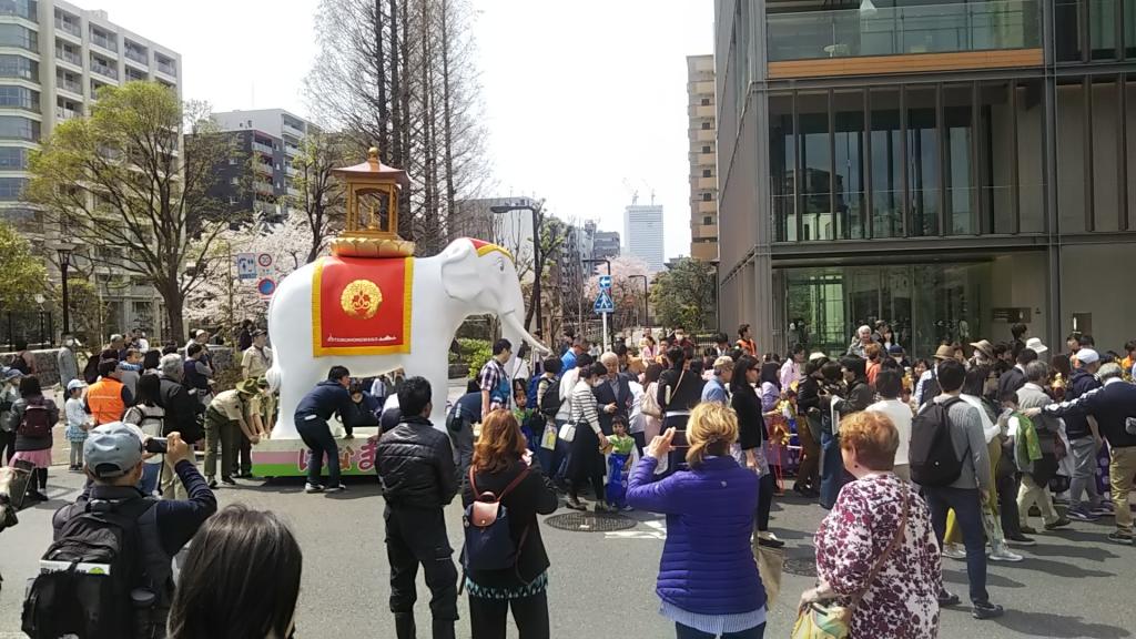 The children's procession at Tsukiji Honganji went to Nammatsuri Ningyocho Great Kannon-ji and Tsukiji Honganji.