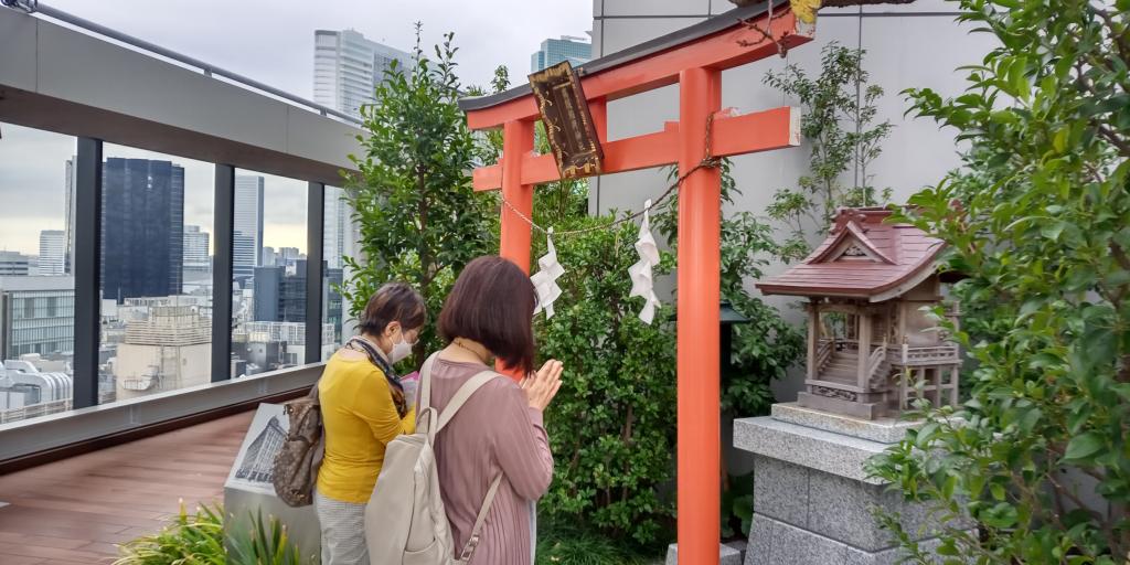 Kakugo Inari Shrine is located on the rooftop of Ginza Six around Ginza Hatcho Shrine.　