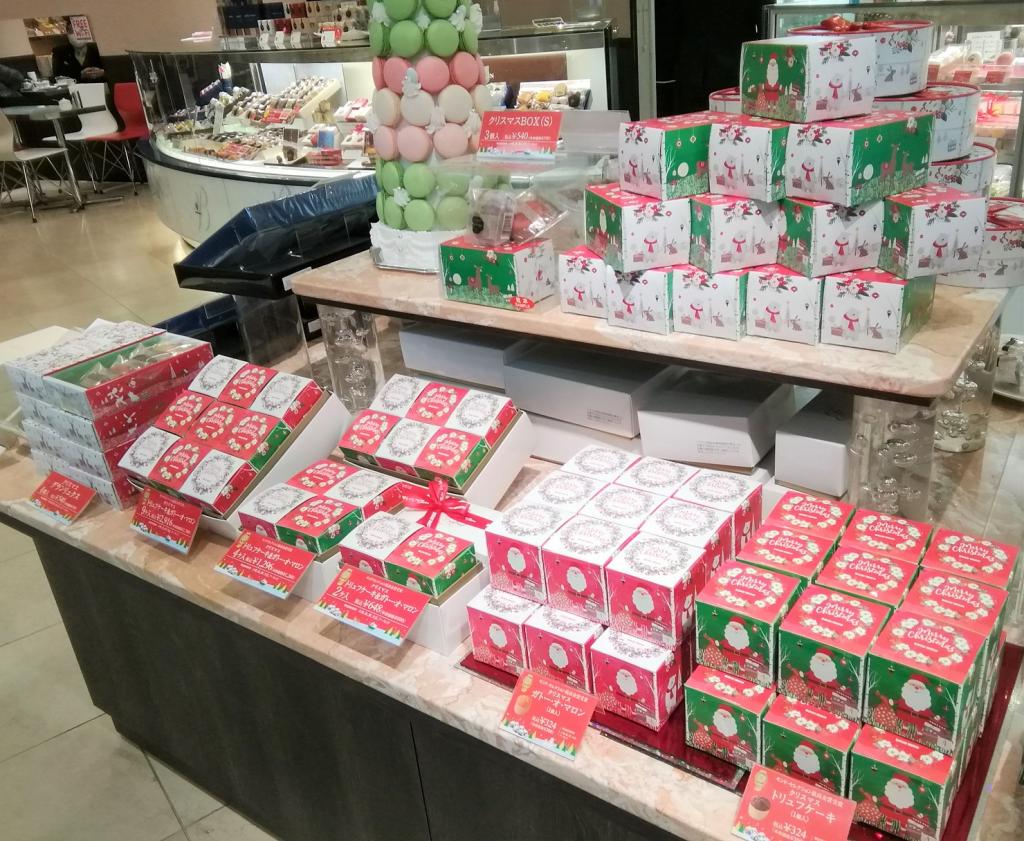 Upper:　
540 yen for 3 Christmas boxes (S)
From the lower left:
Christmas Grand Lucks 4 pieces 540 yen Christmas truffle Cake & Gatoo O Maron 9 pieces 2,916 yen 6 pieces 1,944 yen
1,296 yen for 4 pieces
648 yen for 2 pieces
Christmas Gato O Marron 1 piece 324 yen Christmas truffle cake 1 piece 324 yen Bour Mish's 2021 Christmas Original Products ~ Bour Mish Ginza Main Store ~