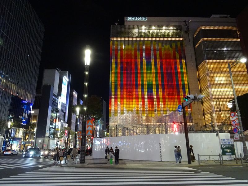 Art using bold walls will be exhibited for a limited time! Co-starring of glass buildings and 14 colors of art - Ginza Maison Hermes / Julio Le Parque Exhibition