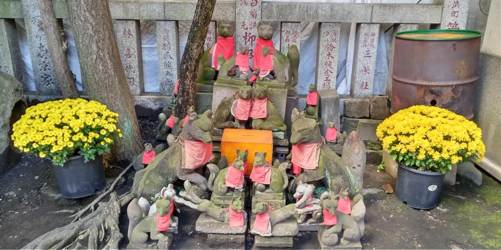 Chrysanthemum decorations at Nihonbashi Kasama Inari Shrine