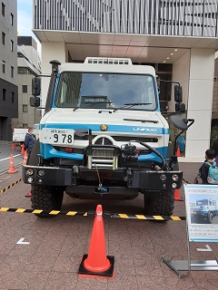 Do you know a car called Unimog, cherry blossoms are blooming