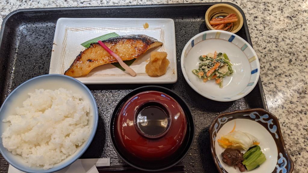 Uokyu's popular No.1 is being introduced at "Tokyo Mannaka ippindo" with silver, and Uokyu's Gindara Kyokasuzuke.
　－If you are over 100 years old, Nihonbashi Ningyocho Long-established Street -