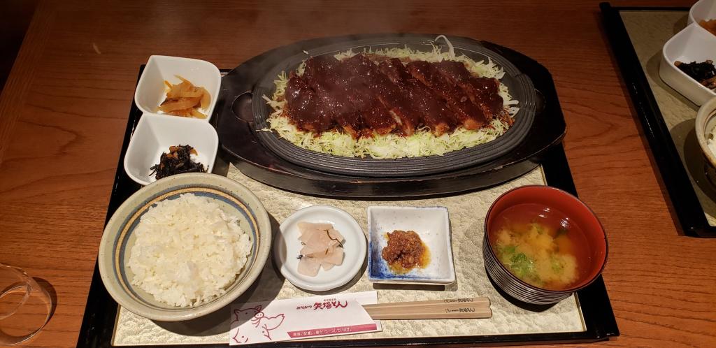 The finest ribbed iron plate and tonkatsu Gozen.
 Yabaton Tokyo Ginza Store