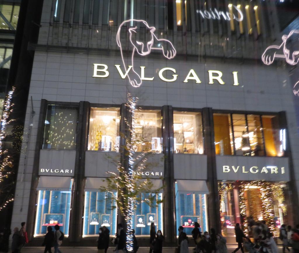 There is a Cartier pantail on the wall of BVLGARI.
 Day trip to Kyobashi Christmas Night Tour Report
