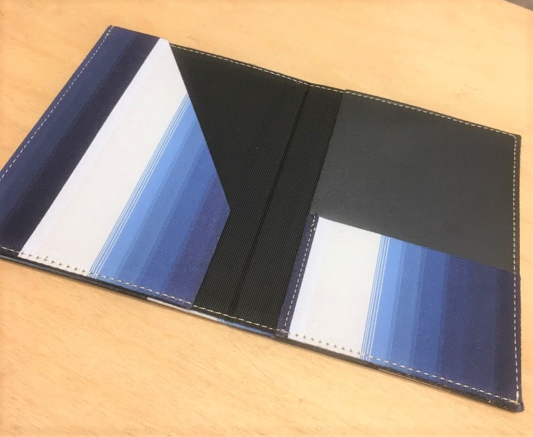 Striped passport case
(Cotton/leather)
4,400 yen The best of Kokura weaving stripes 2022
　　~ Nihonbashi Kiya Main Store izutuki~