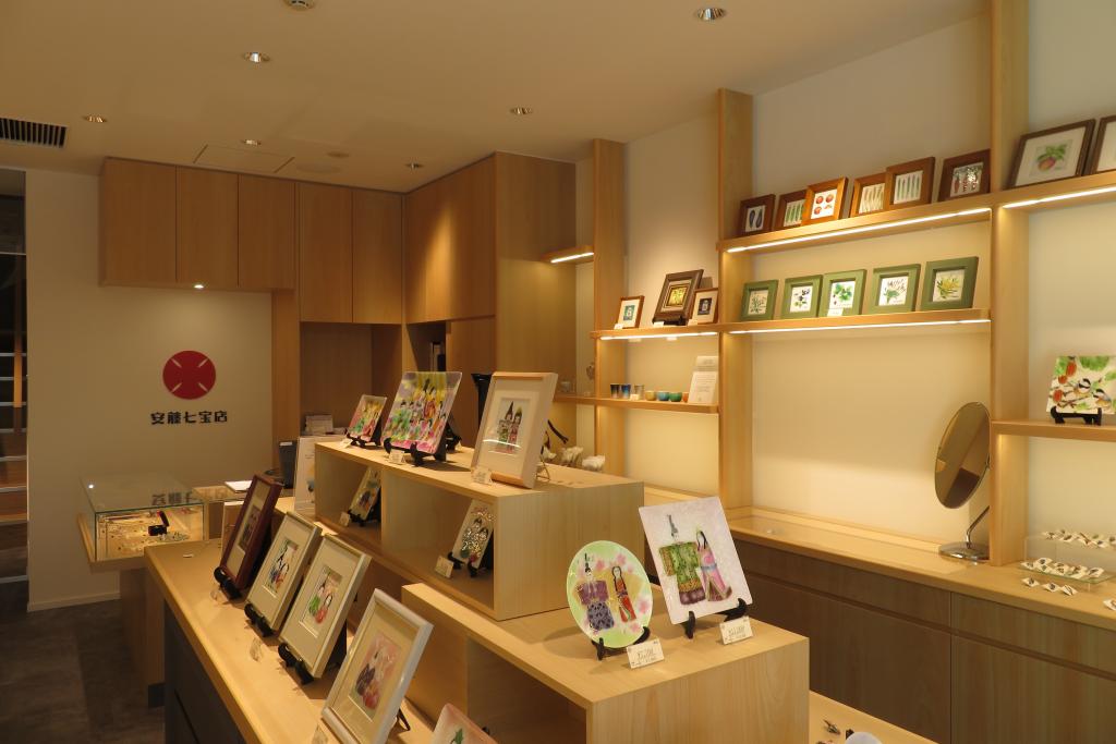 Seeing the inside of the store, wonderful picture plates, pierces, earrings, Taipin Ando Shihoten Ginza 4-chome Mitsukoshi side