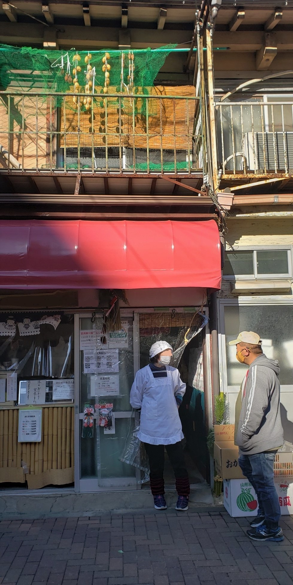  "Tsurushi persimmon" The atmosphere of hometown is on Tsukishima Higashinaka-dori.