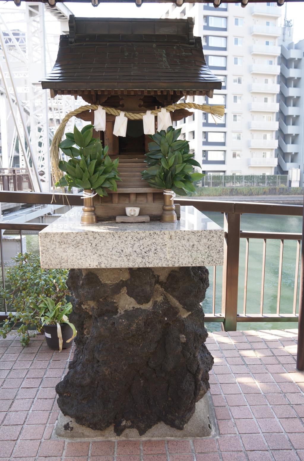  Minami Takahashi and Tokufune Inari Shrine