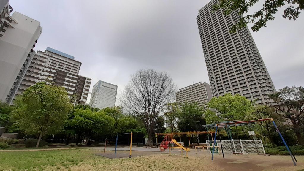  Harumi High-rise Apartment Past and Present-The Reality of Residents and the Reality of the objects remaining in the park-