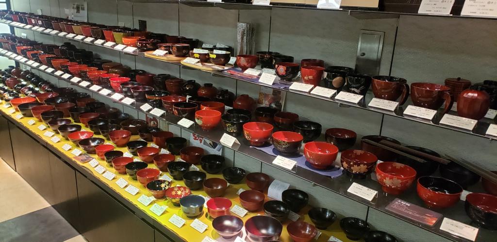 Juice bowl Kuroeya (lacquerware specialty store) from all over the country lined up luxuriously