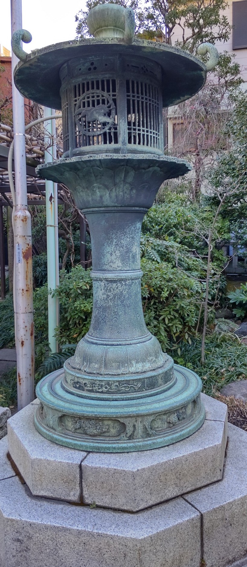  "Irifune Inari Shrine" in the precincts of Sumiyoshi-jinja Shirine and copper lanterns