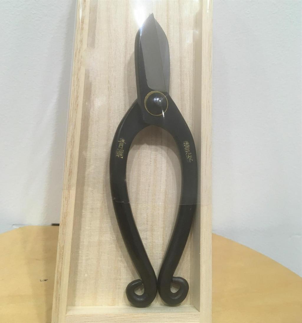 A flower scissors pond
Worked by Akira Inoue
１５０ｍｍ
9,900 yen izutuki 8th Anniversary Banshu Knife Fair
　　~ Nihonbashi Kiya Main Store izutuki~