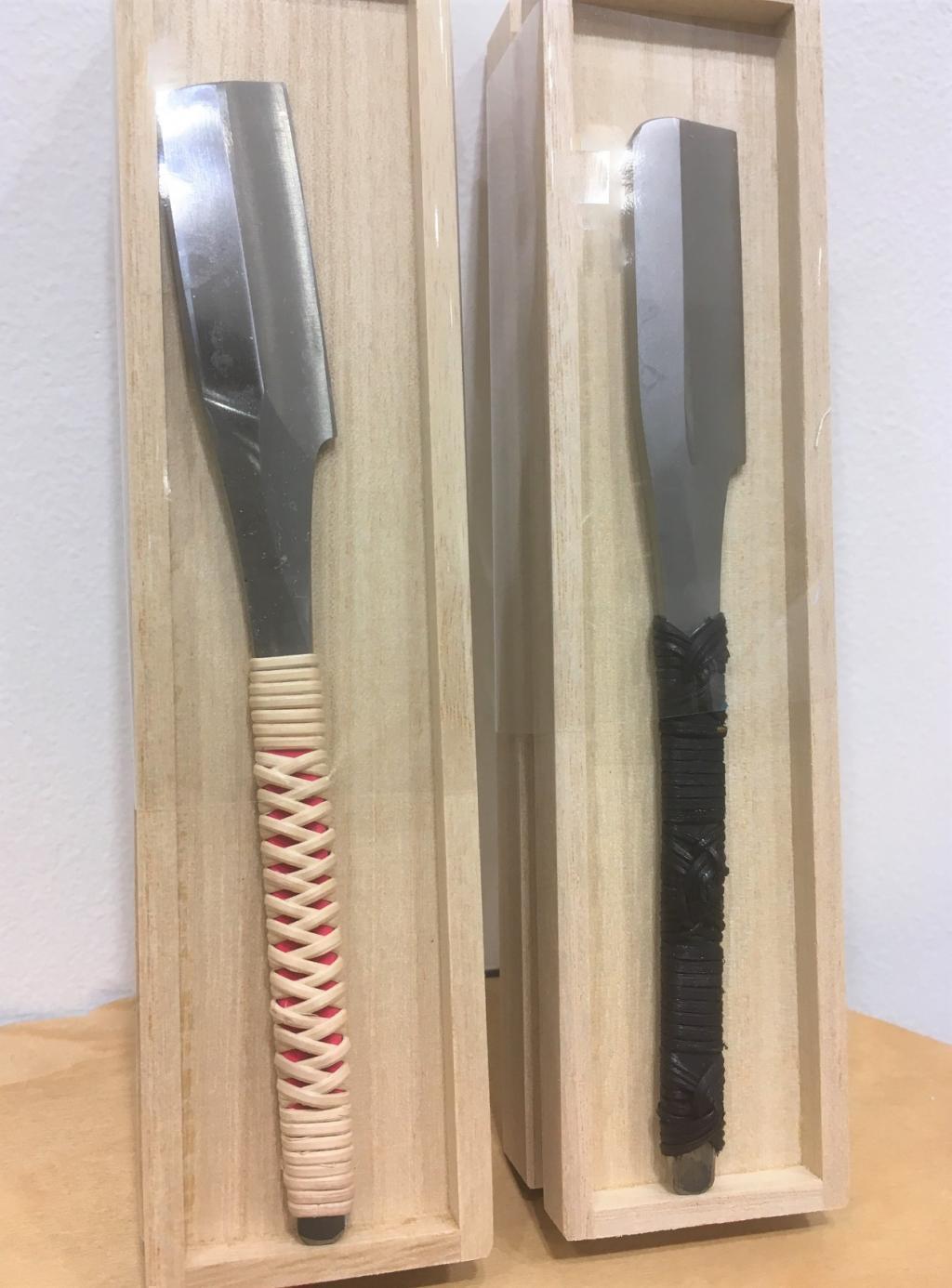 Left:　Japanese razor rattan roll
Created by Nagaya Reservoir
22,000 yen
Right:　Made by Nagaya, a multi-layer steel Japanese razor Kamiguro Rattan Maki Reservoir
39,600 yen izutuki 8th Anniversary Banshu Knife Fair
　　~ Nihonbashi Kiya Main Store izutuki~