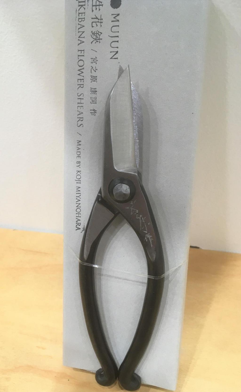 Flower scissors
MUJUN WORKSHOP written by Yasuly Miyanohara
13,200 yen izutuki 8th Anniversary Banshu Knife Fair
　　~ Nihonbashi Kiya Main Store izutuki~