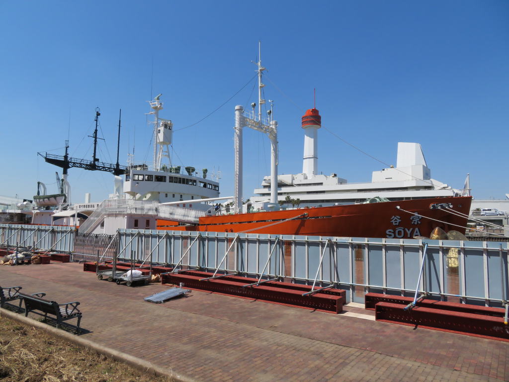 "Shirase" means an Antarctic observation ship "Shirase" at Harumi Wharf.