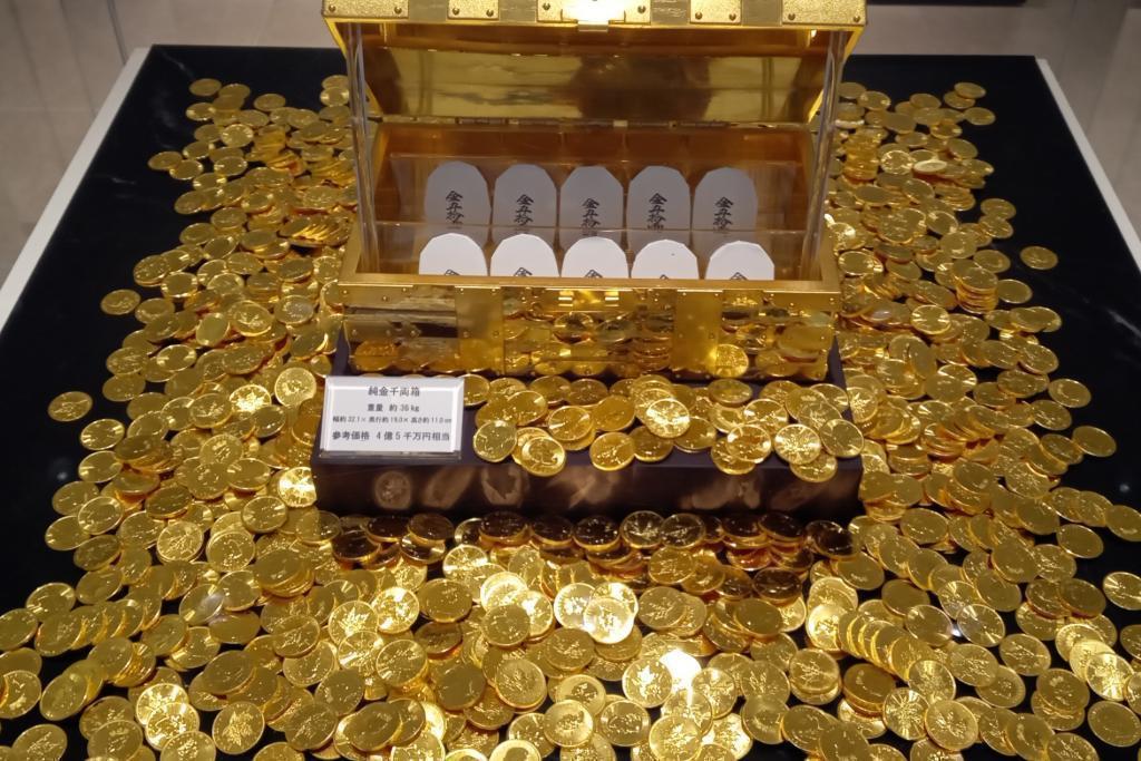 Pure gold 1,000 boxes MAPLE LEAF Gold coin GINZA TANAKA Ginza Main Store Glittering Store