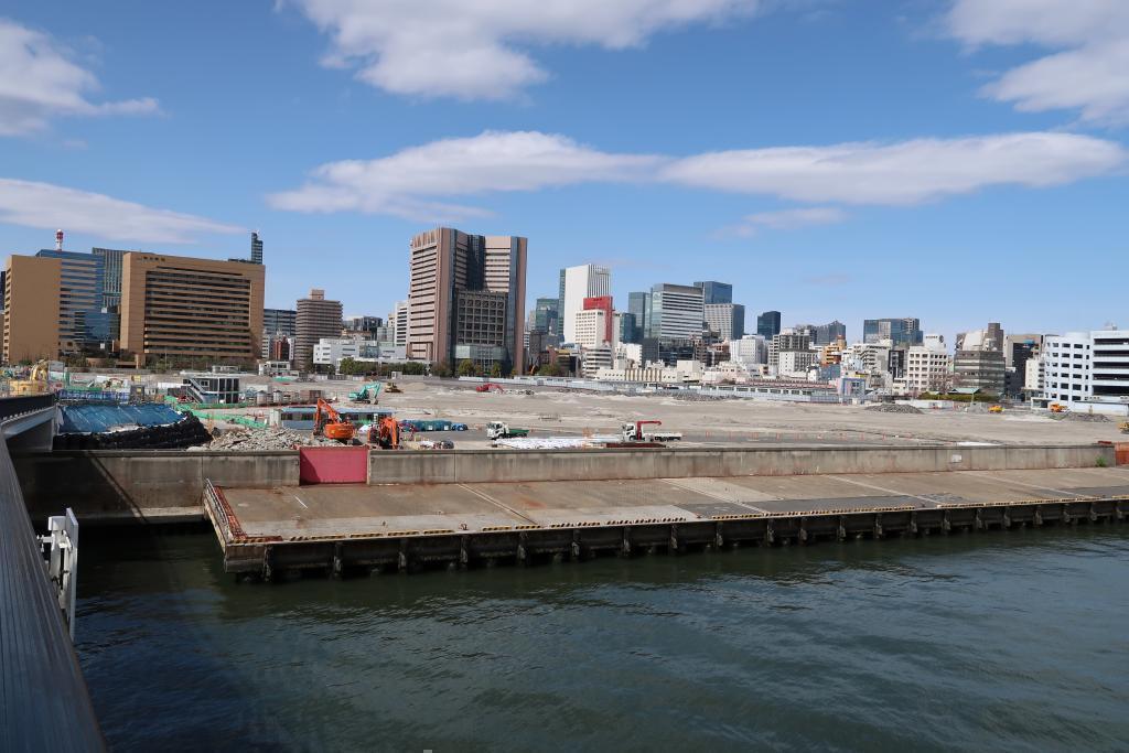 Walking around Tsukiji Ohashi while watching the vast site of Tsukiji Market and Kachidokibashi (upstream sidewalk)