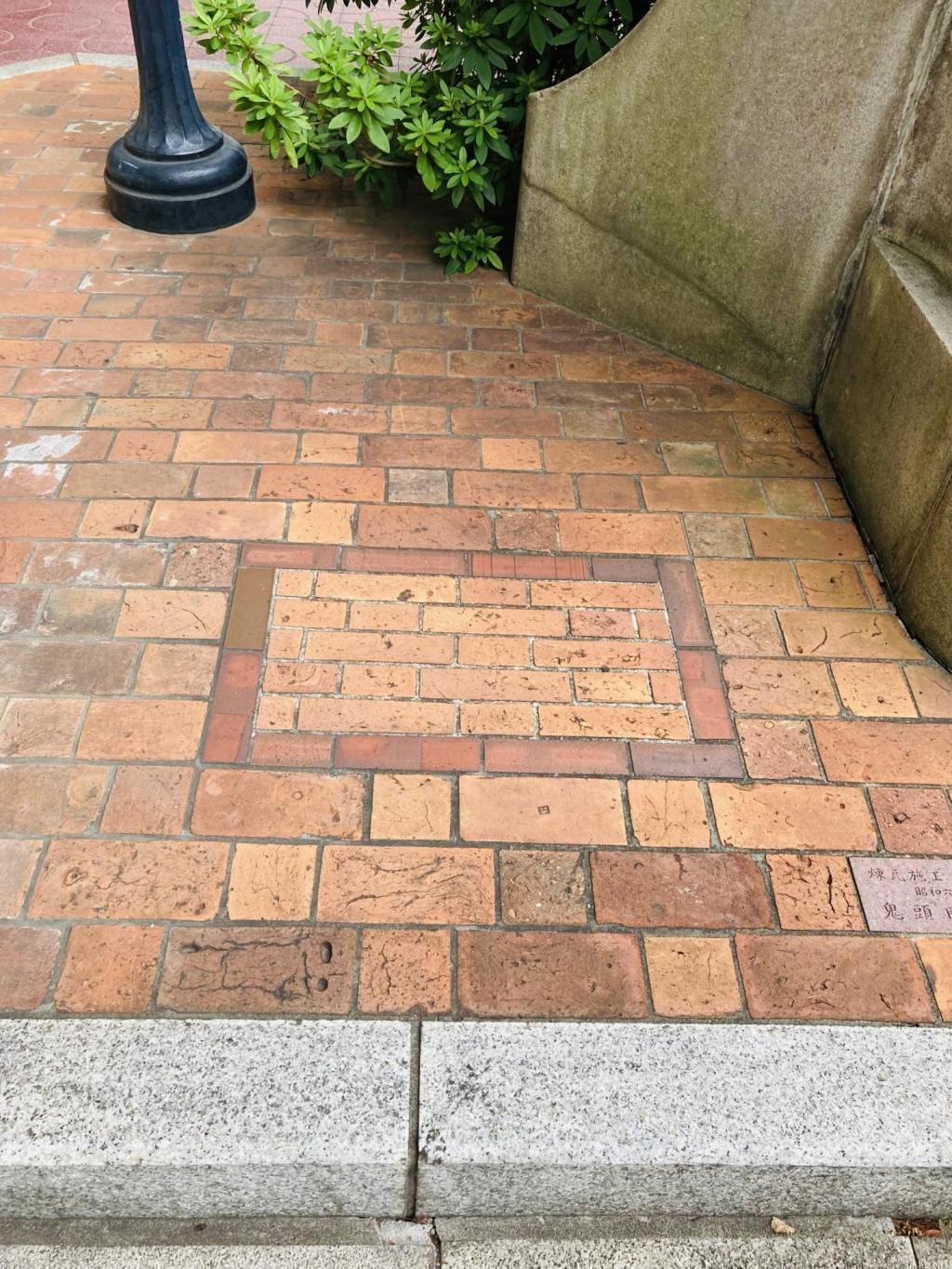  How was the bricks on the sidewalk of Ginza Brick Street laid?