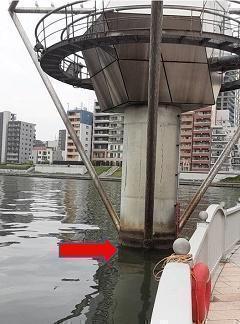  He sticks to water level station, Reigishi Island.