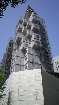 The central bank capsule tower building, where demolition work began, sticks to the water level station island of Rei Kishijima.