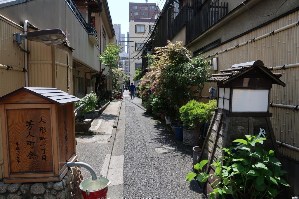 First of all, from the alley next to Okanonji Temple to the back alley of Chuo-ku [Ningyocho / Mitsukoshi first part]