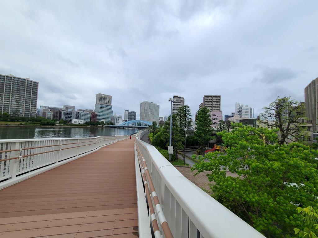 Sumida River Terrace connecting bridge (downhill) Sumida River terrace was connected by connecting bridge! (Near the Oshimakawa Sluice Gate)