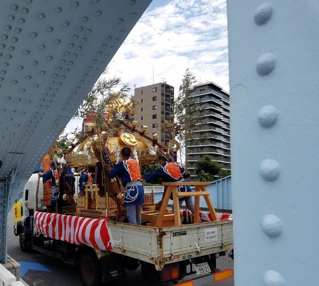   carrying of miniature shrines of Fukagawa Ninomiya