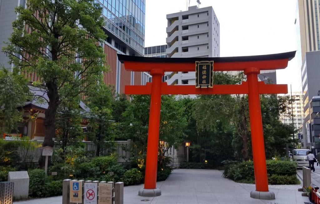 I could see the sound of the vermilion-colored torii gate of Fukutoku Shrine.