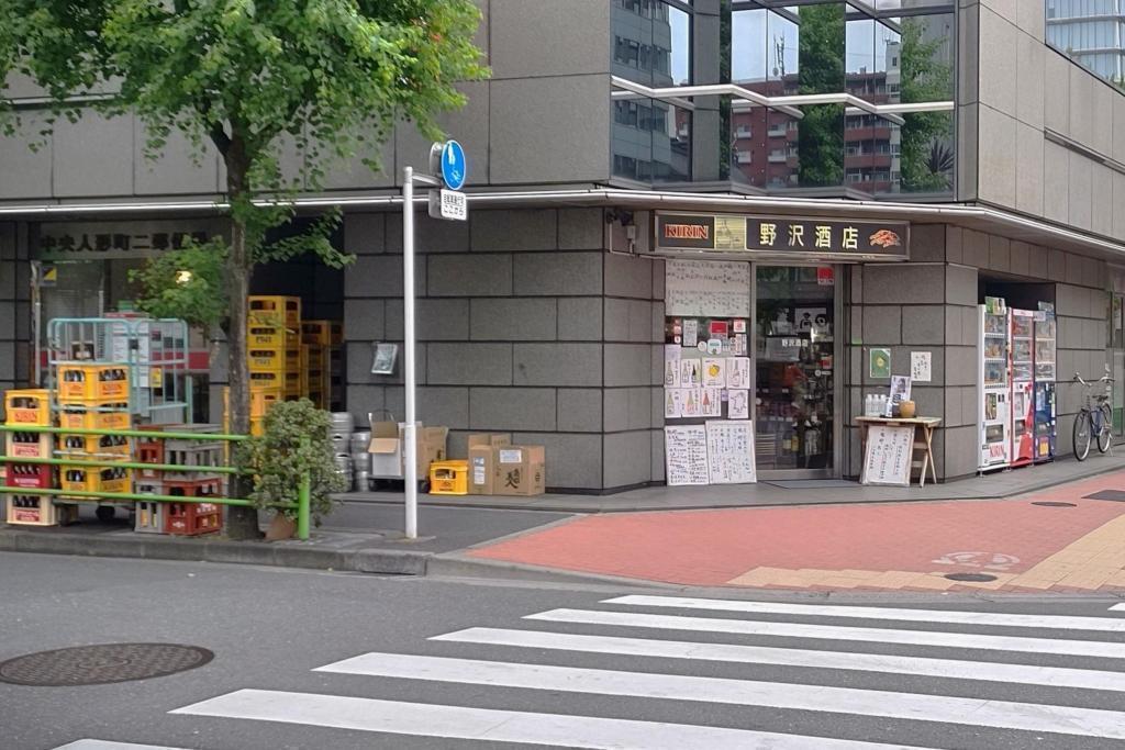 Access to the "Sake and Metals" exhibition from Suitengu Station Sake and Metals