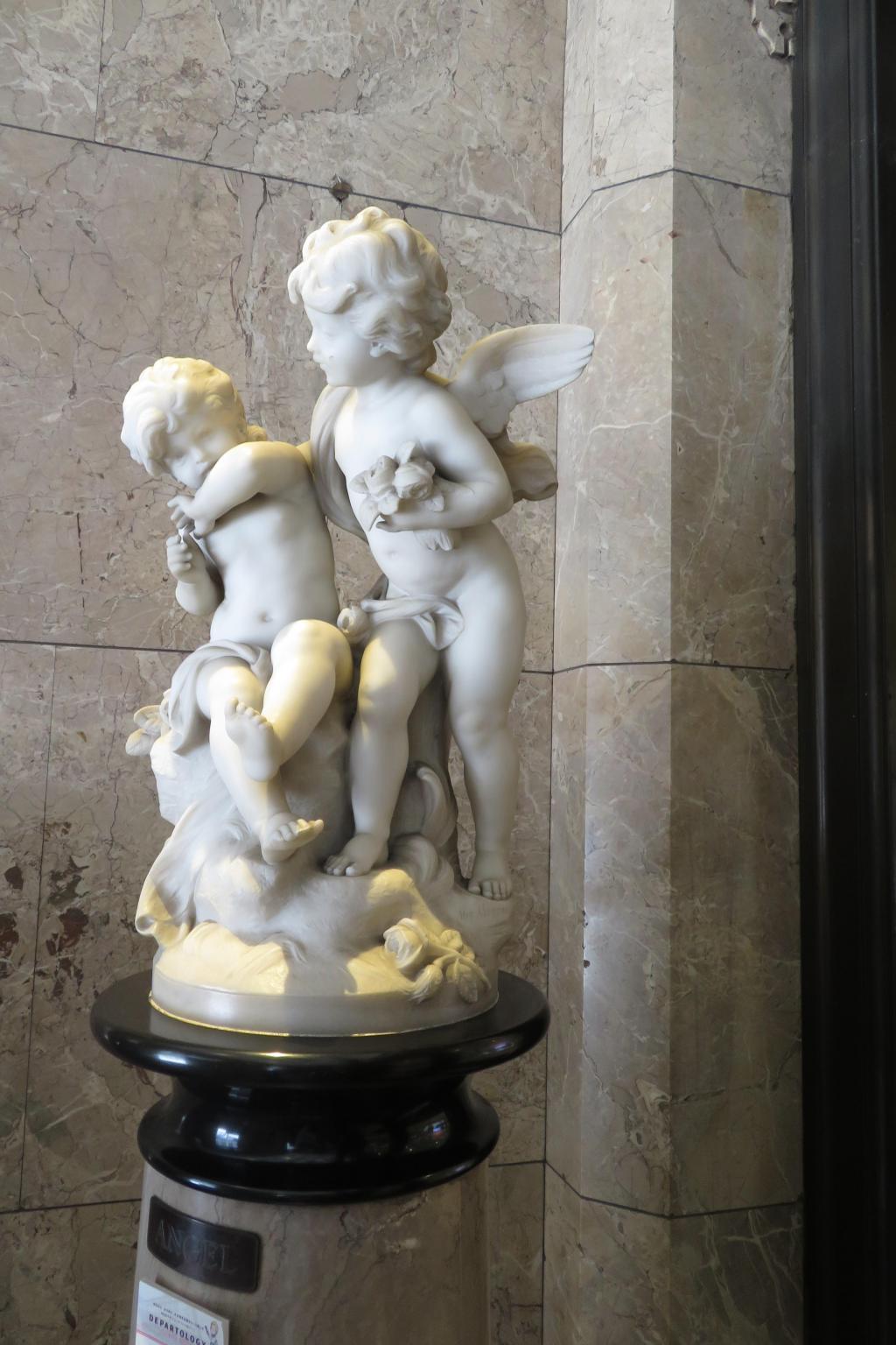 Two statues of angels play four statues at the entrance of the main building of the Takashimaya Nihonbashi store