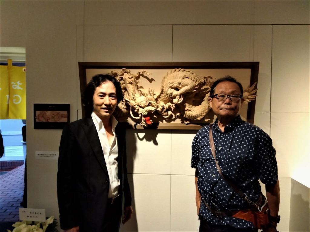 Mr. Akigawa also smiles for photography.　Commemorative postcard set Yasushiyama Gallery Special Project Masafumi Akikawa Wood Sculpture Exhibition September 17, 2022 (Sat.) - September 19, 2022 (Mon.), 2022