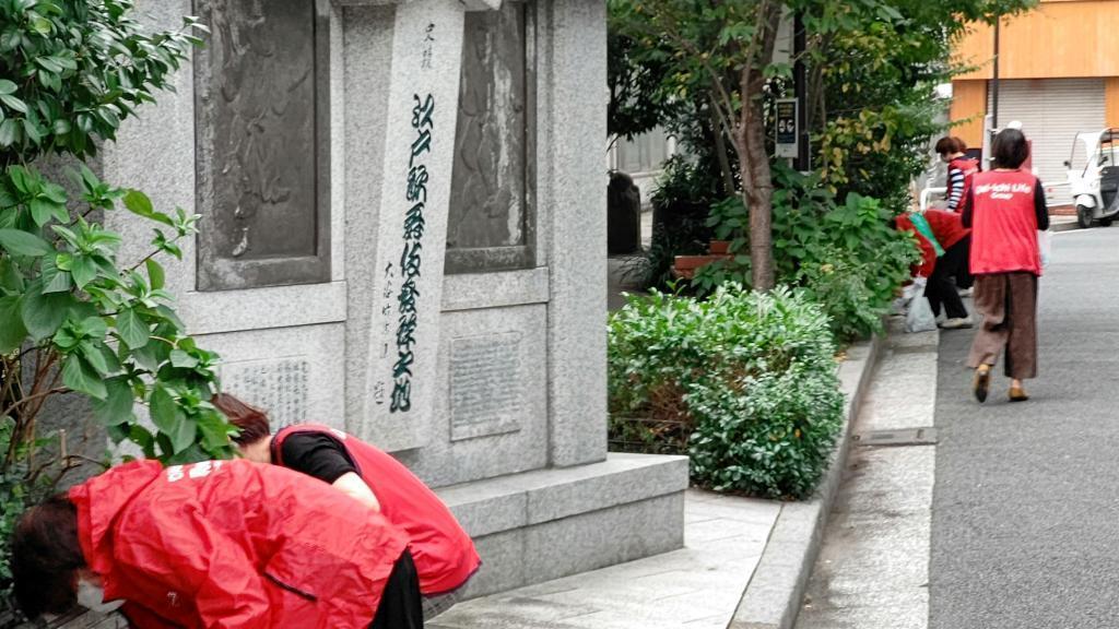 Employees work in turn once a week to clean and care for flower beds at Kyobashi.