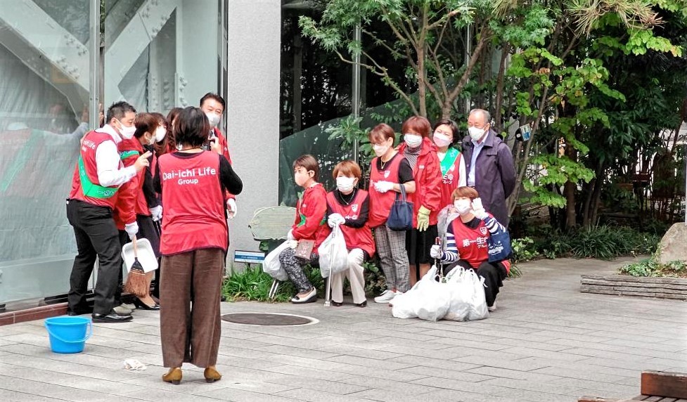  Cleaning and care of flower beds in Kyobashi