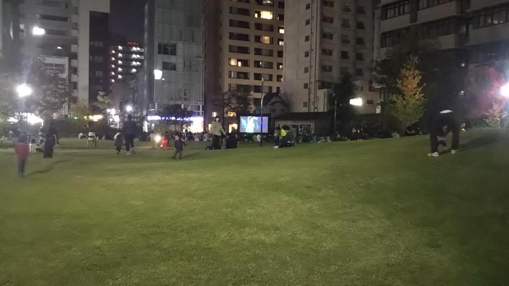 The locals are night cinema at the cooperative park. Sakamotocho Park, where the event continues