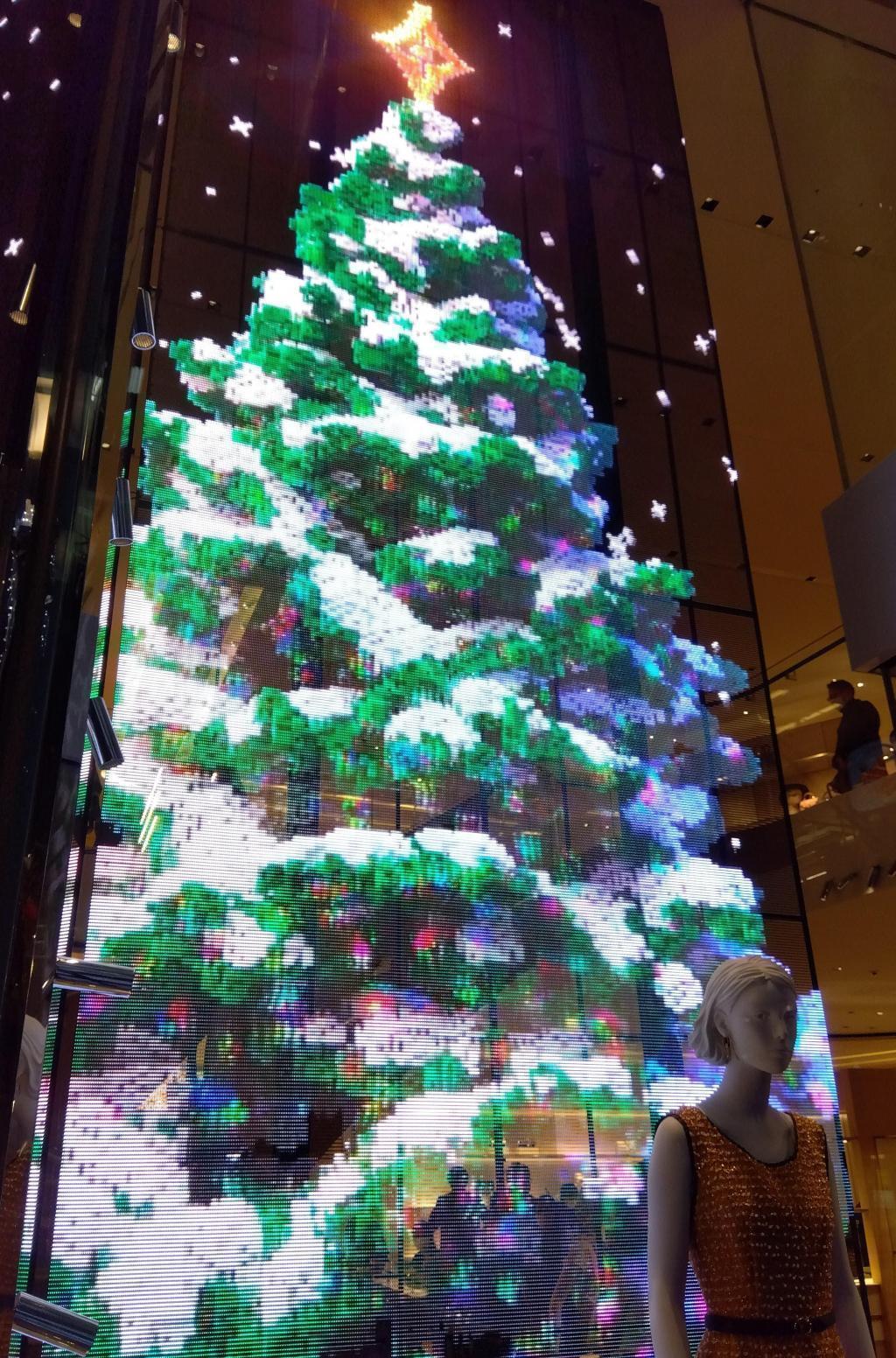 LOUIS VUITTON's Christmas tree Christmas in Ginza 2022
