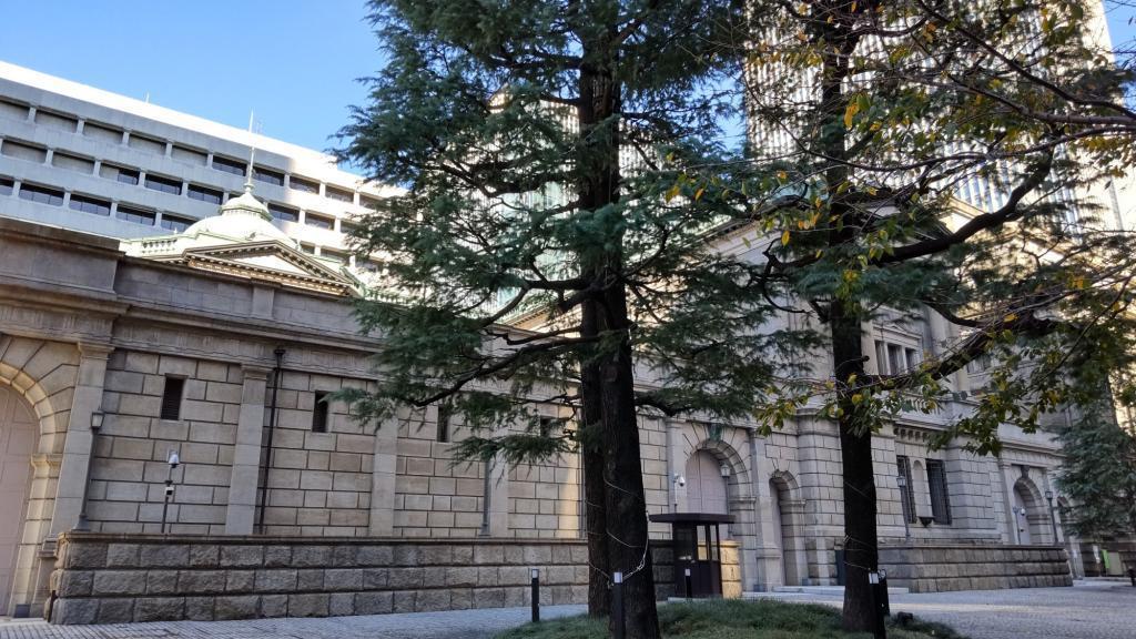 Let's talk about economic and monetary policy, which is becoming increasingly important. The main building of the Bank of Japan.　