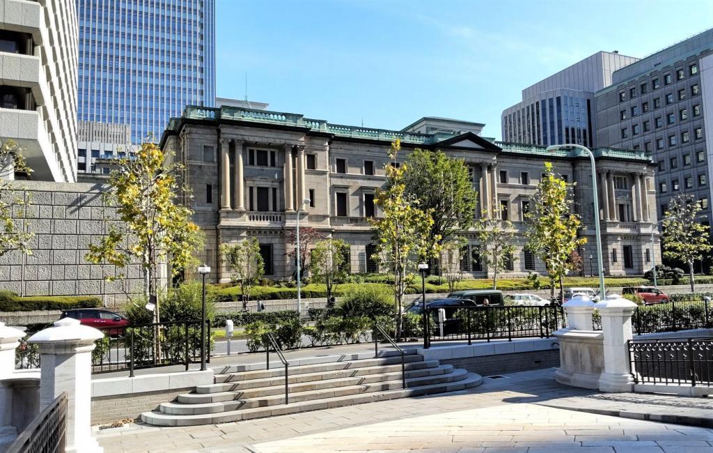  Well, let's talk about the good economy. The main building of the Bank of Japan.　