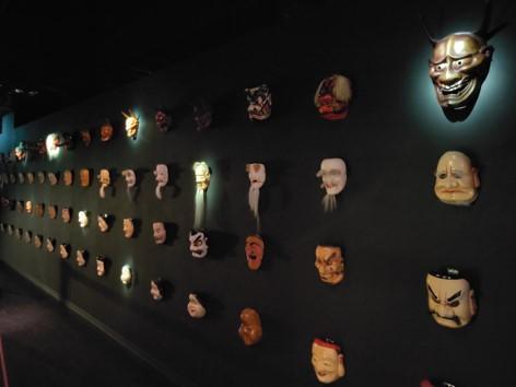 Art Aquarium Museum GINZA, where traditional Japanese masks are greeted and Japanese-style illuminations are fantastic.