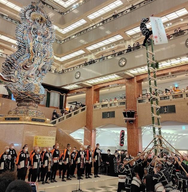  Show off the magic of "woodworking, waving, ladder riding" Nihonbashi Mitsukoshi New Year Festival 