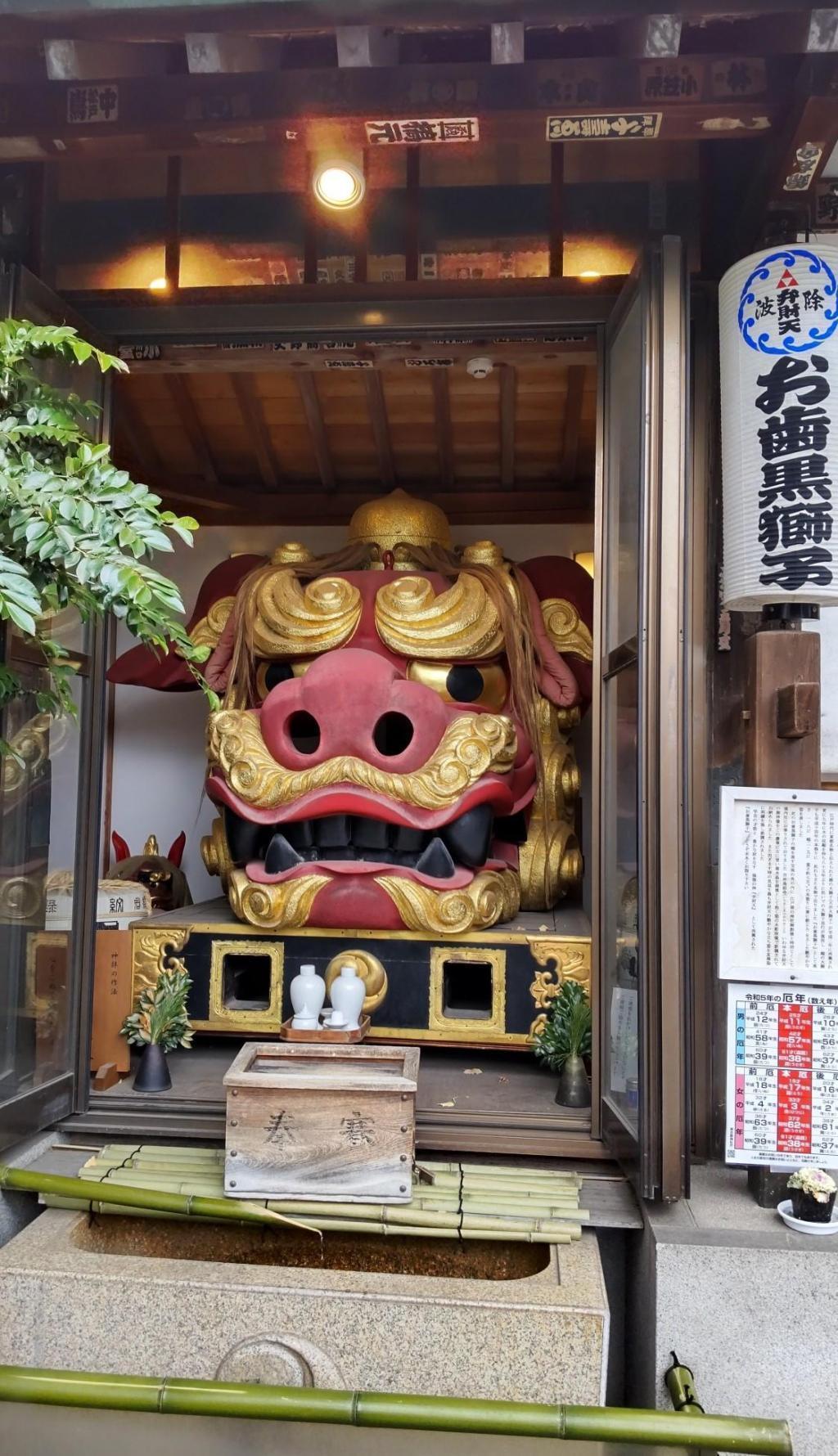  What can be seen from the inside of the lion head