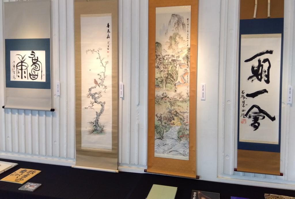 Fine paintings and calligraphy works by famous landlord once-in-a-lifetime encounter Yoshifumi Gallery Weeping plums in Nihonbashihamacho, are in full bloom.