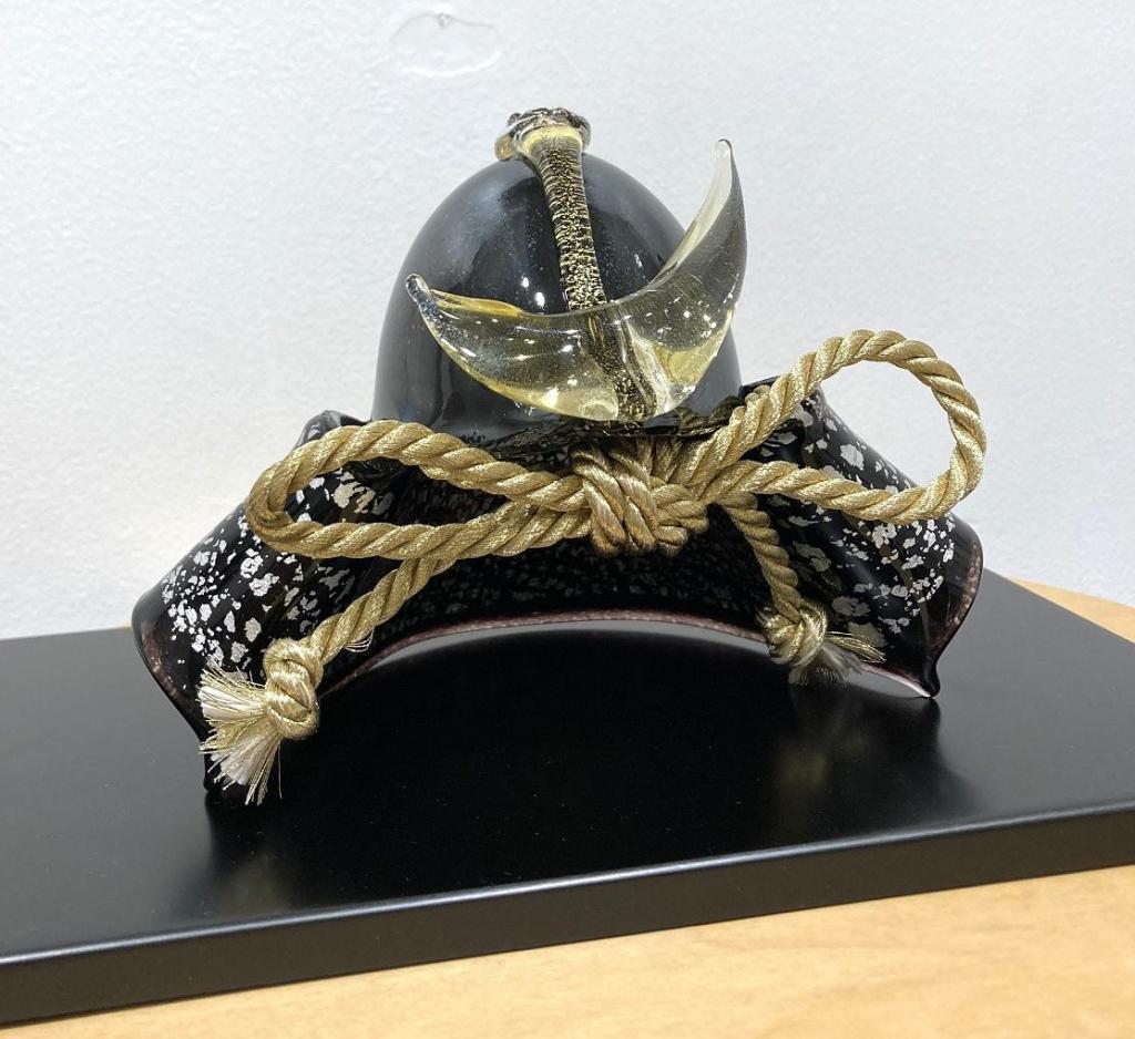 A crescent moon helmet
33,000 yen Tomoki Kani Glass Helmet Exhibition +
　　~ Nihonbashi Kiya Main Store izutuki~