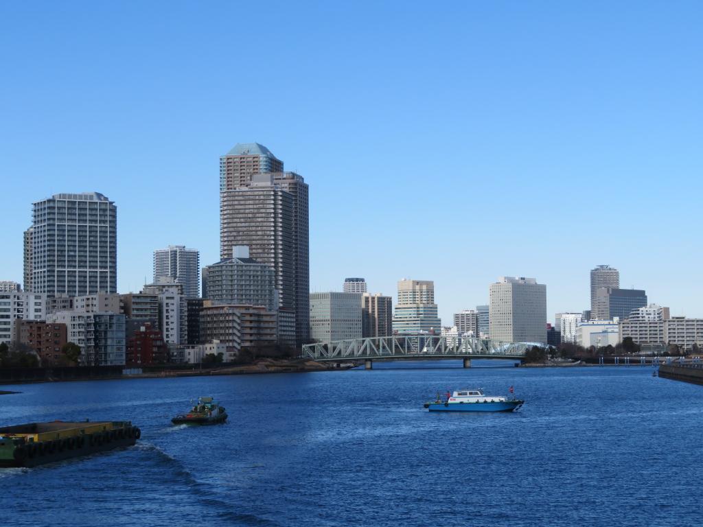  [January-February 2015]　Blue sky! The Sumida River reflects the cold! 
                                Enjoy the scenery from the bridge
